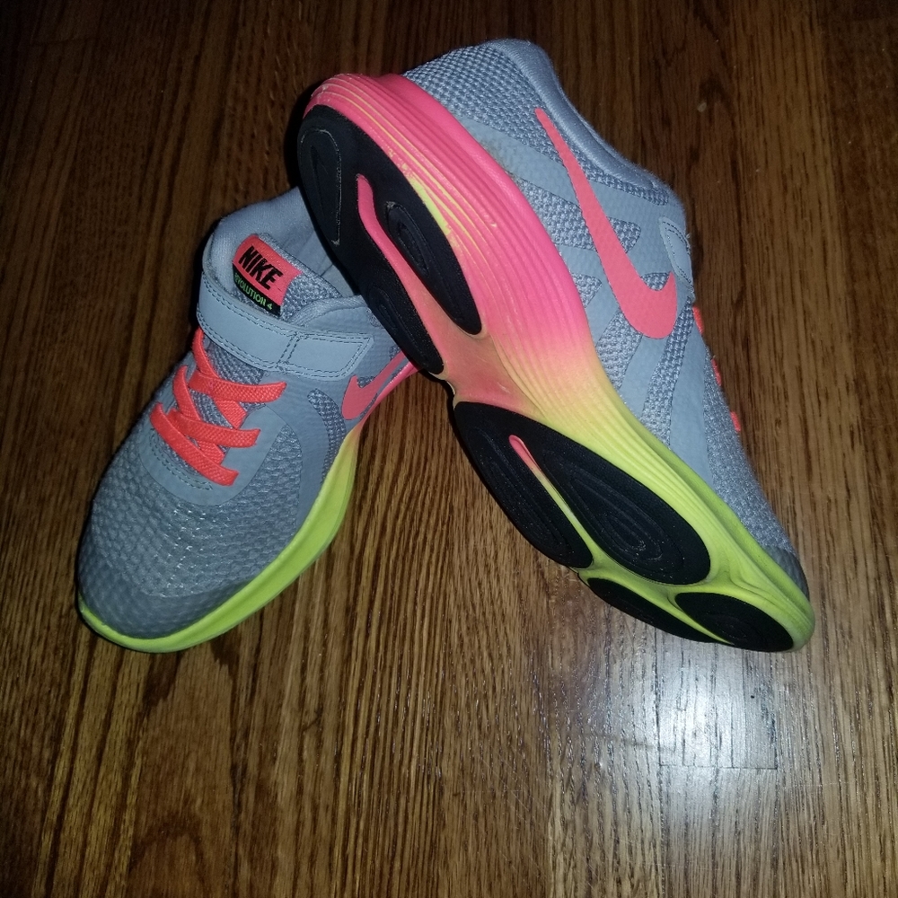 Girl's Nike Tennis Shoes sz 1Y EUC